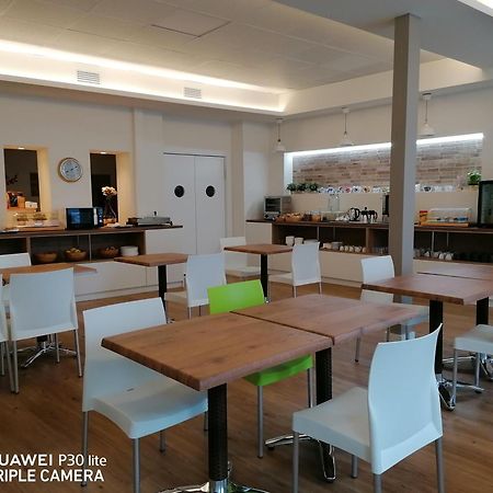 Apartamentos Turisticos Santa Apolonia 62 阿维莱斯 外观 照片