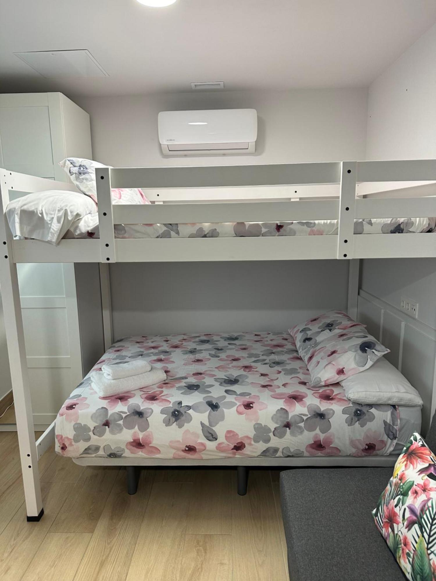 Apartamentos Turisticos Santa Apolonia 62 阿维莱斯 外观 照片